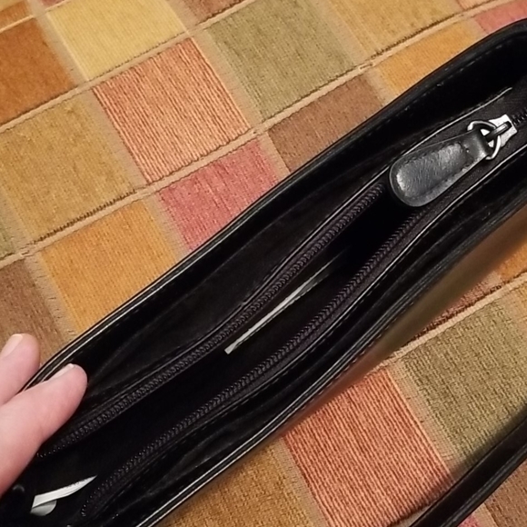 EUC Villager Liz Claiborne Black Handbag. - Picture 9 of 9